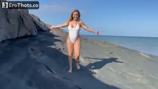 Loira praiana na praia deserta bem safada
