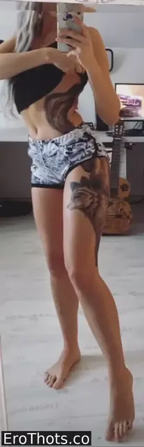 Farbenfuchs showing off new Tattoo