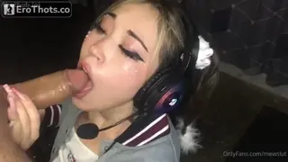 ♥ Mewslut gamer no se resiste a la pija