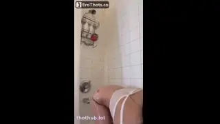 Abril dandose una ducha caliente