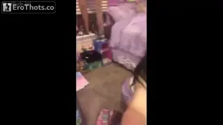 Trippypuppyx showing everything live on twitch