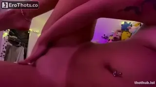 College slut fingers herself